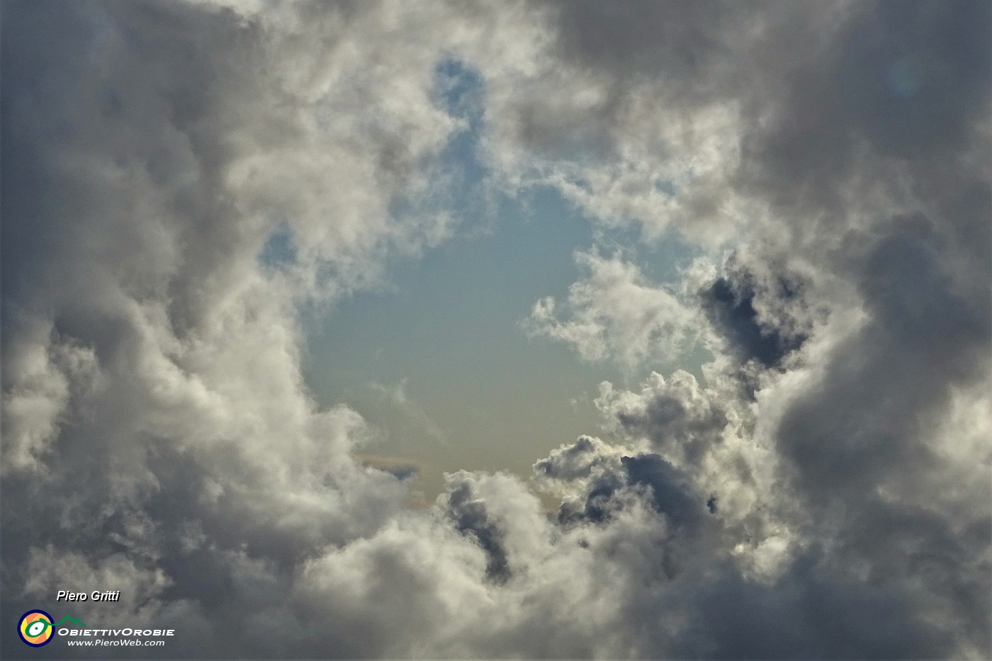 72 Scendo ammirando uno spettacolare panorama di montagne ...di nuvole.JPG
